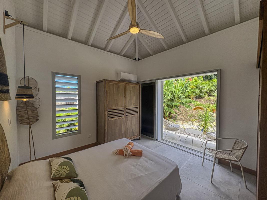 32.Location villa piscine Saint François Guadeloupe_Chambre 2 vue jardin